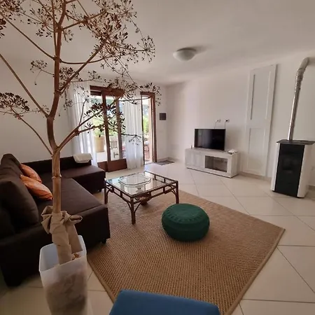 Luigi A Poggio Dei Pini, Con Giardino E Posto Auto *