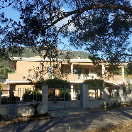 Luigi A Poggio Dei Pini, Con Giardino E Posto Auto 펜션
