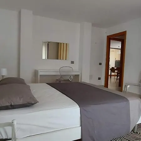 Luigi A Poggio Dei Pini, Con Giardino E Posto Auto 카포텔라